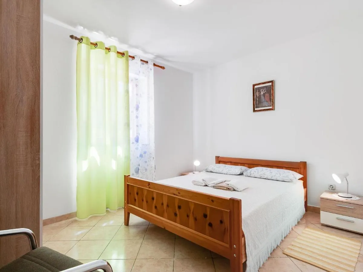 Secluded Apartment In Pore With Garden Poreč