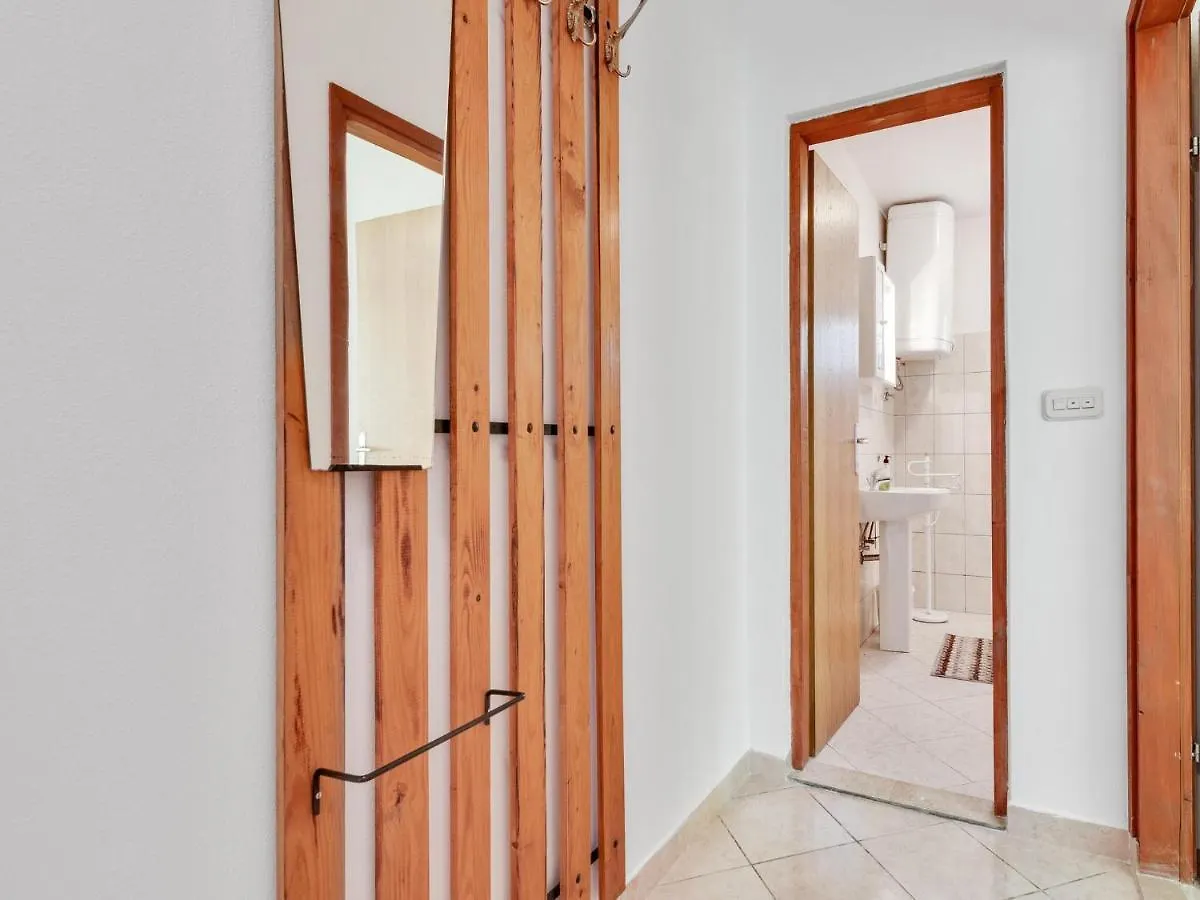 Secluded Apartment In Pore With Garden Poreč Kroatië