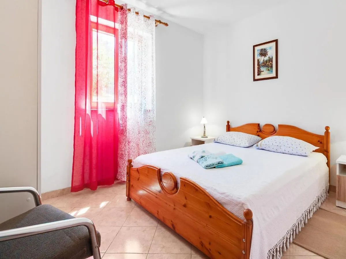 Secluded Apartment In Pore With Garden Poreč 0*,