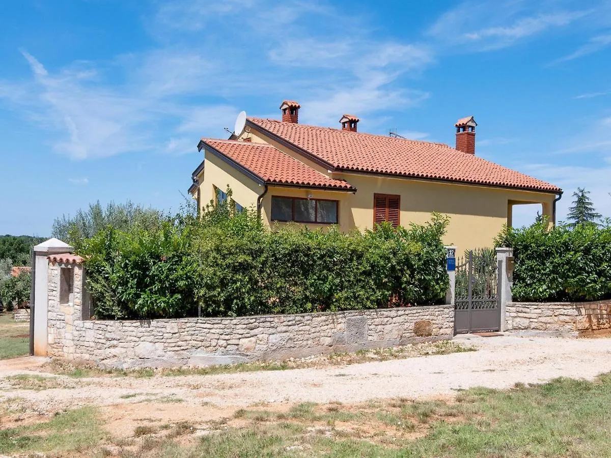 Secluded Apartment In Pore With Garden Poreč